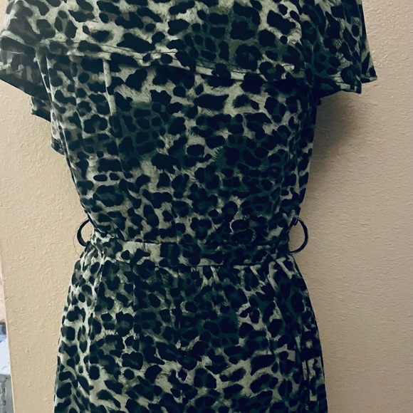 Beautiful green and black leopard print medium romper - Picture 3 of 4